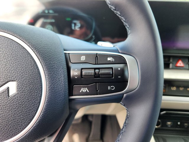Vehicle image 16 of 21