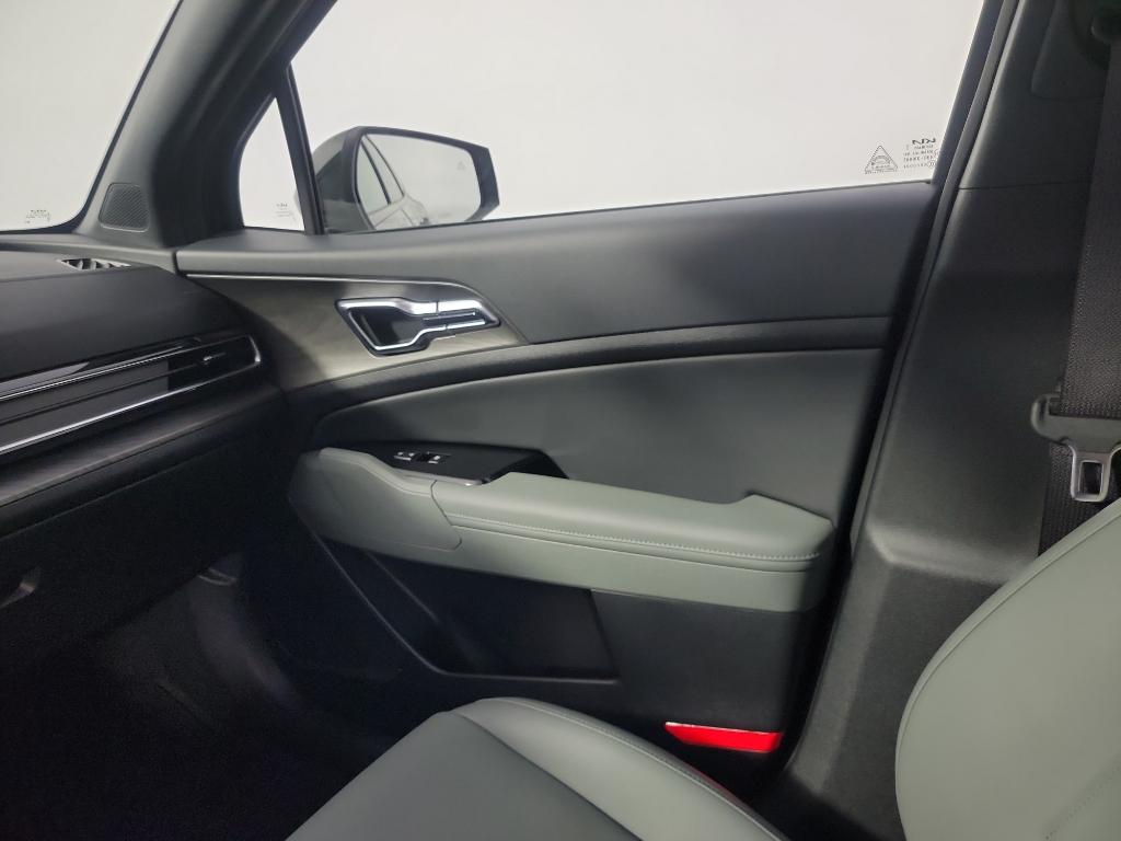Vehicle image 21 of 35