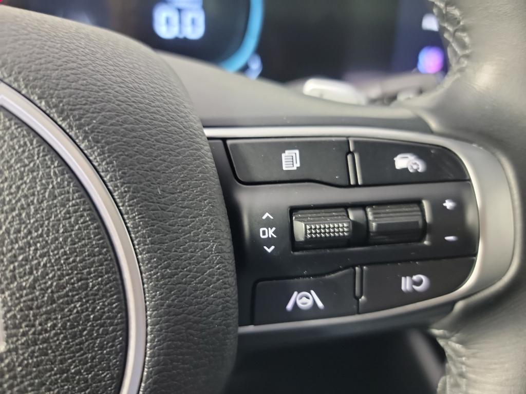 Vehicle image 28 of 35
