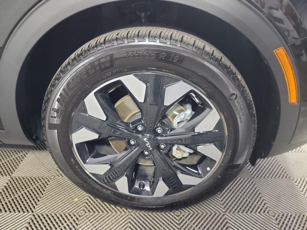 Vehicle image 10 of 35