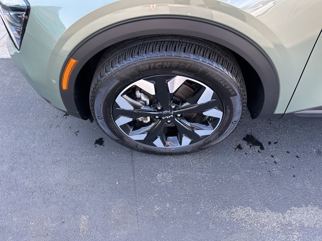 Vehicle image 13 of 27
