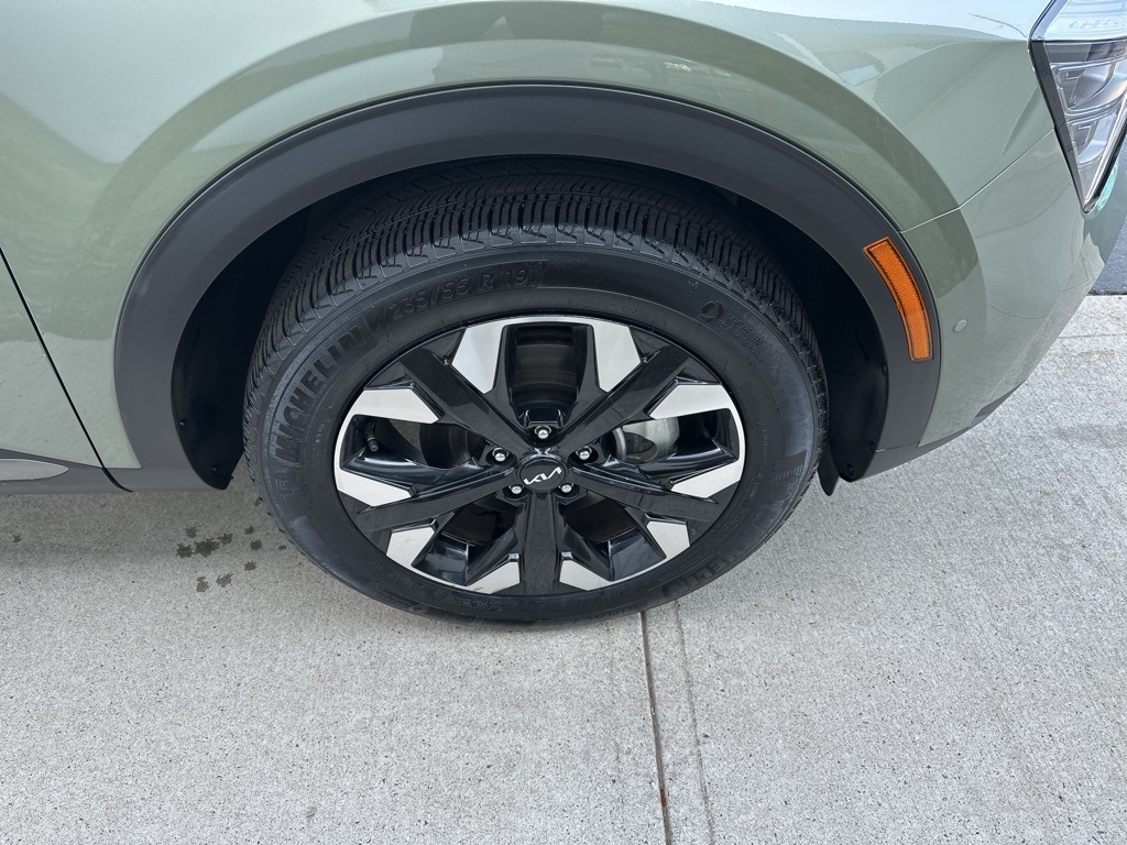 Vehicle image 10 of 27