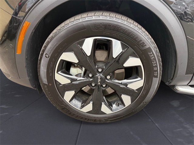 Vehicle image 14 of 27