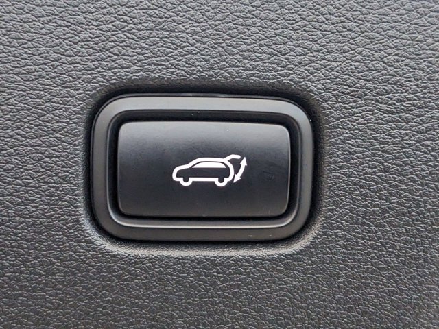 Vehicle image 32 of 38