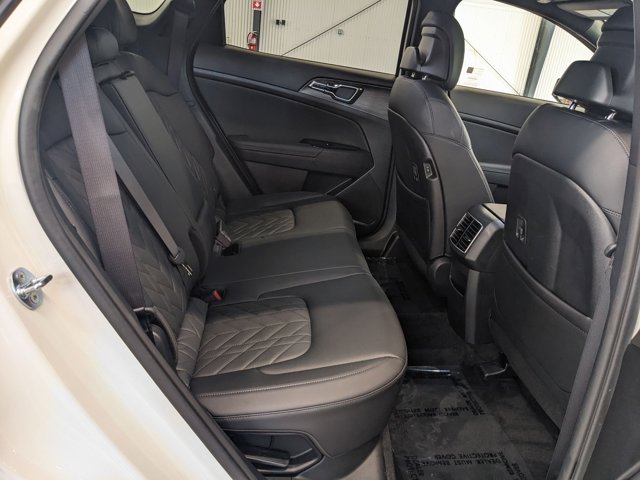 Vehicle image 33 of 38