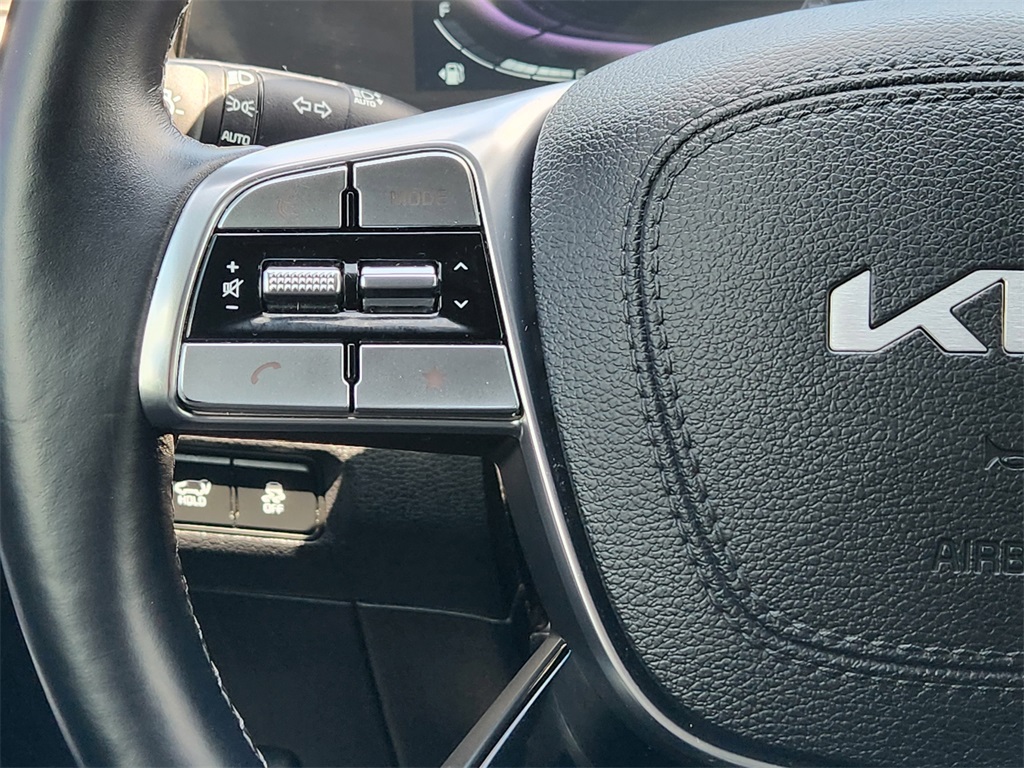 Vehicle image 28 of 33