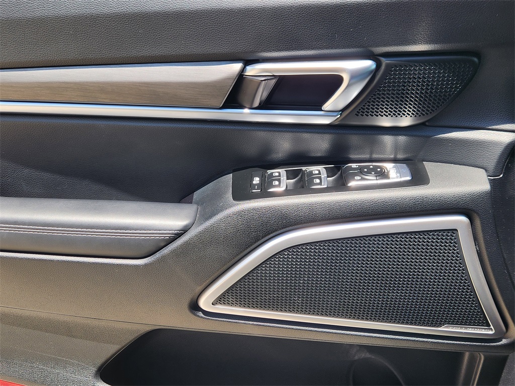 Vehicle image 23 of 33