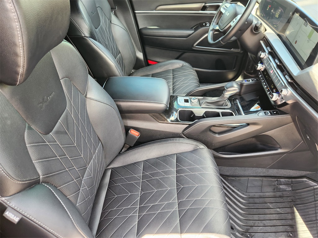 Vehicle image 14 of 33