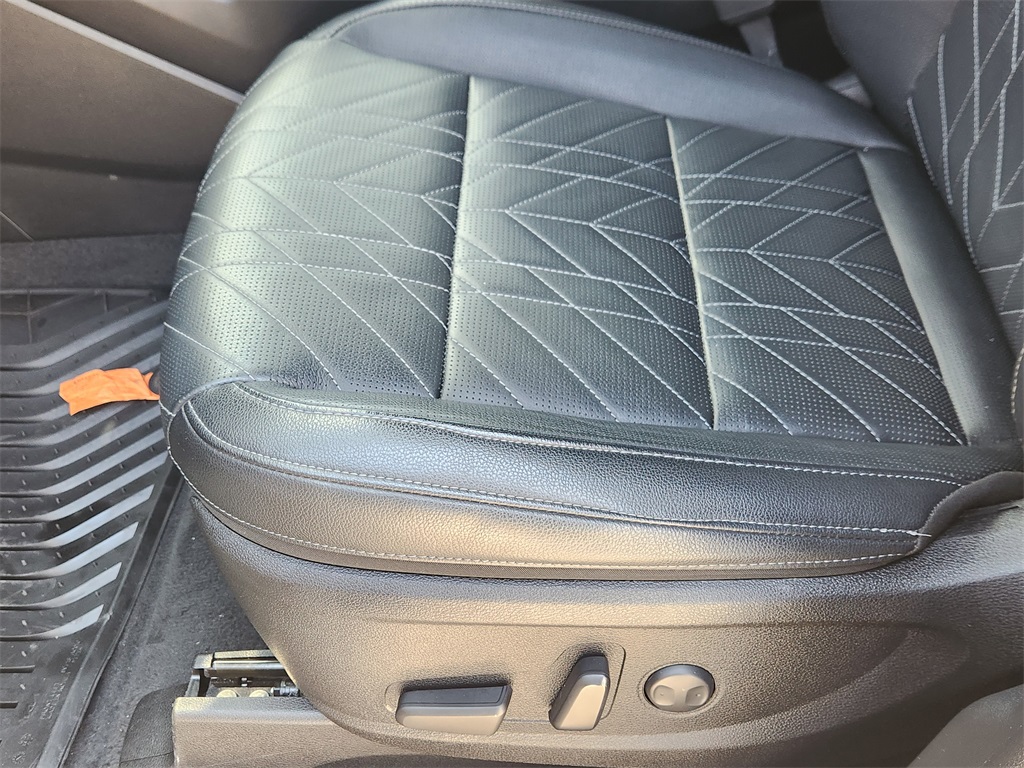 Vehicle image 24 of 33