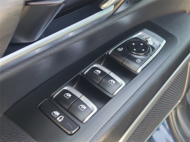 Vehicle image 26 of 34