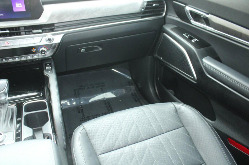 Vehicle image 17 of 24