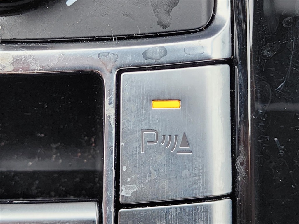 Vehicle image 33 of 36