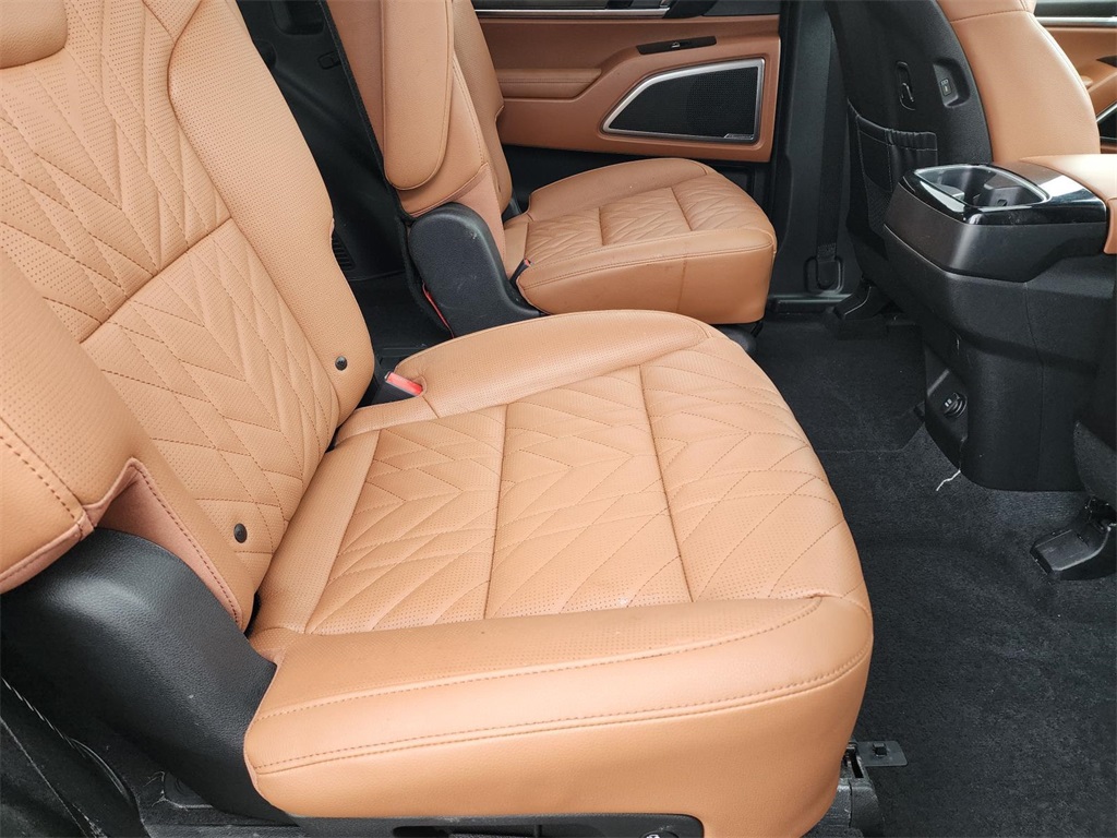 Vehicle image 21 of 36