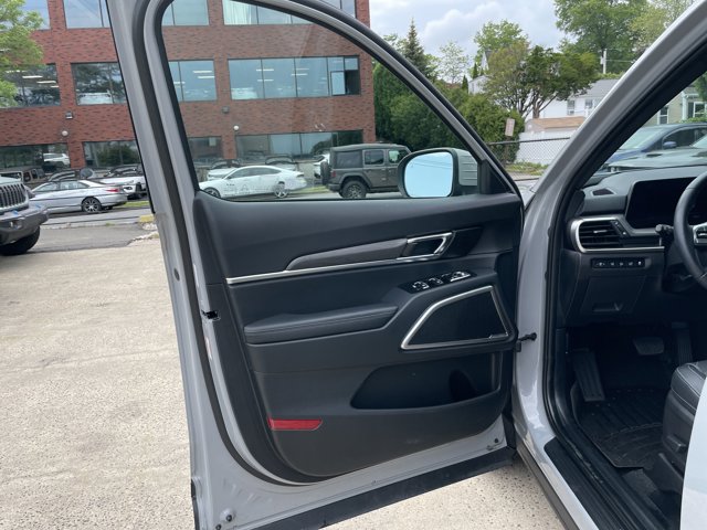 Vehicle image 37 of 58