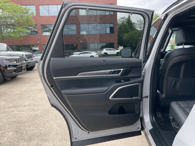 Vehicle image 27 of 58