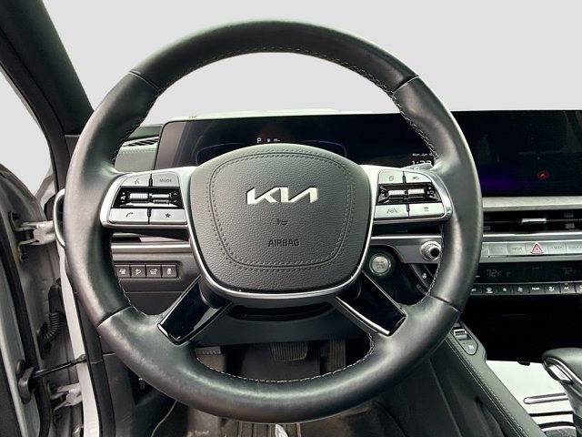 Vehicle image 21 of 34