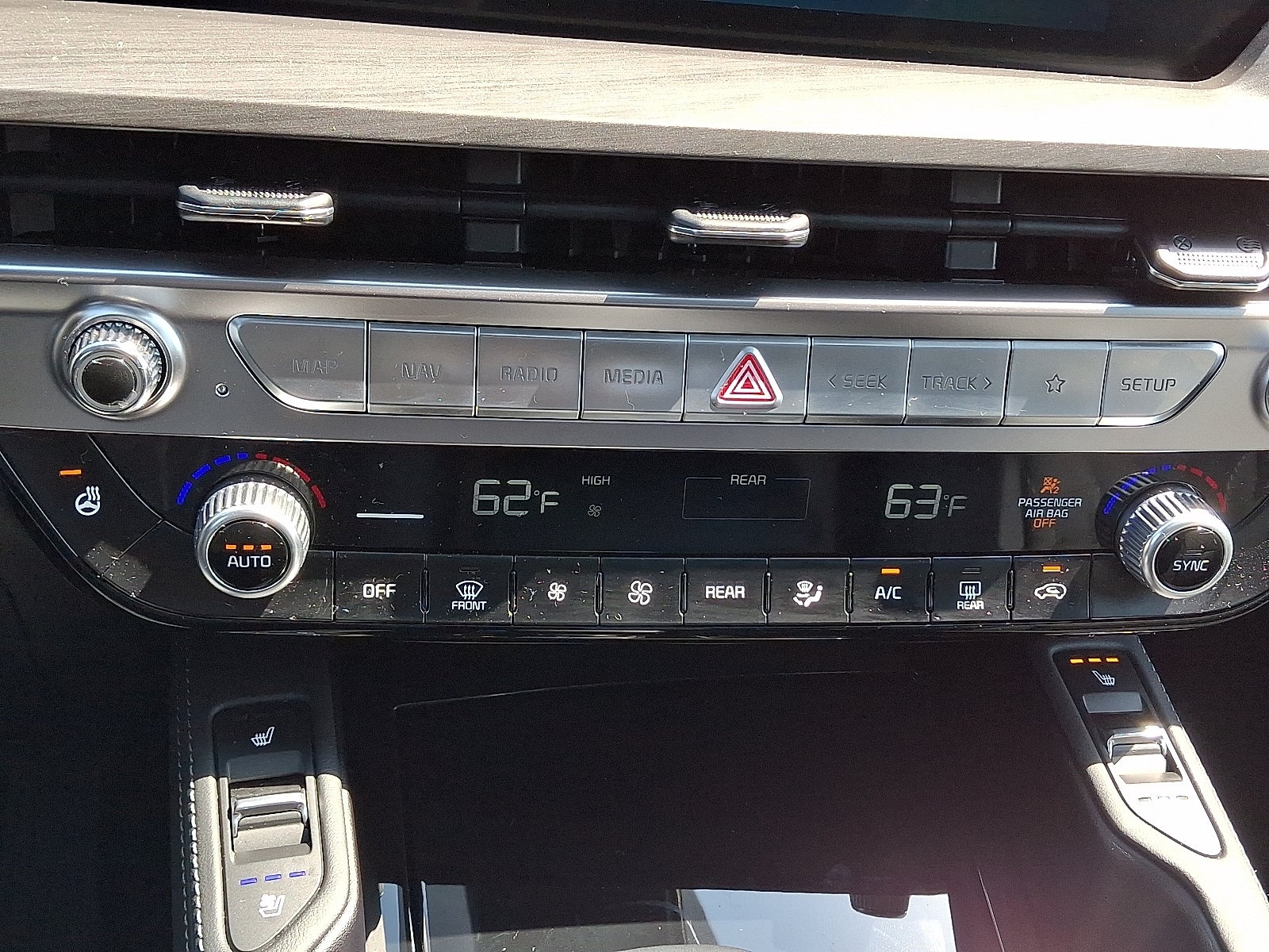 Vehicle image 32 of 49