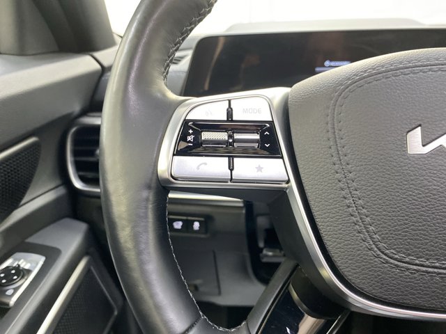 Vehicle image 14 of 33
