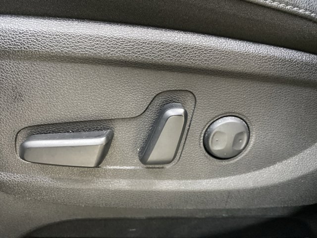 Vehicle image 25 of 33