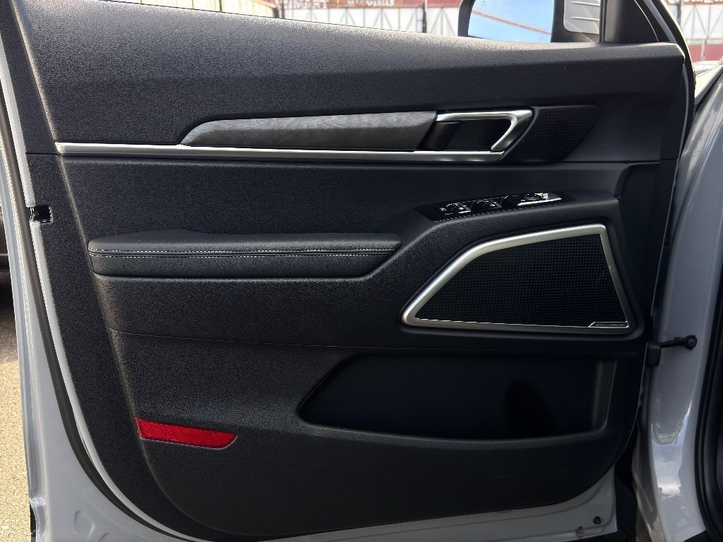 Vehicle image 14 of 31