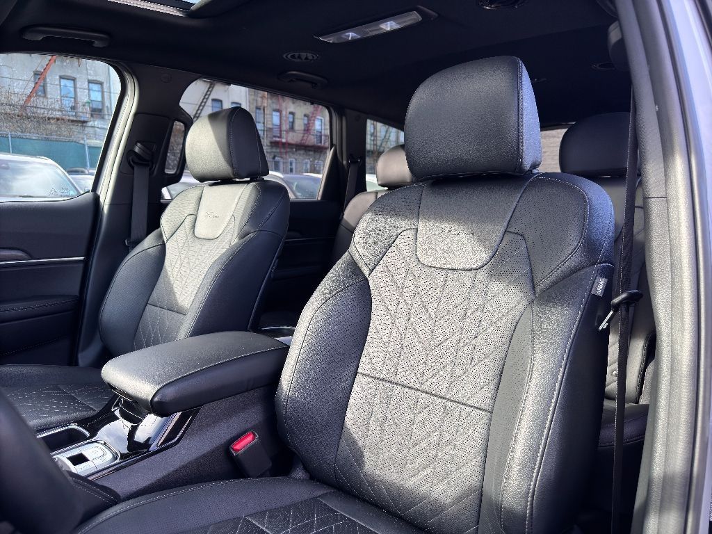 Vehicle image 17 of 31