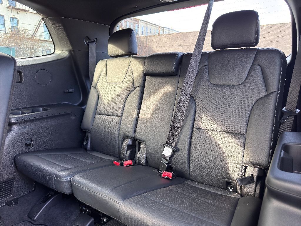 Vehicle image 25 of 31