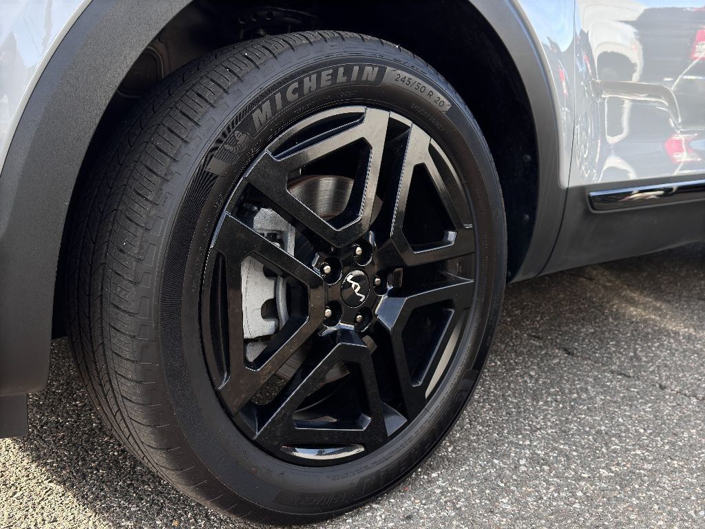 Vehicle image 13 of 31