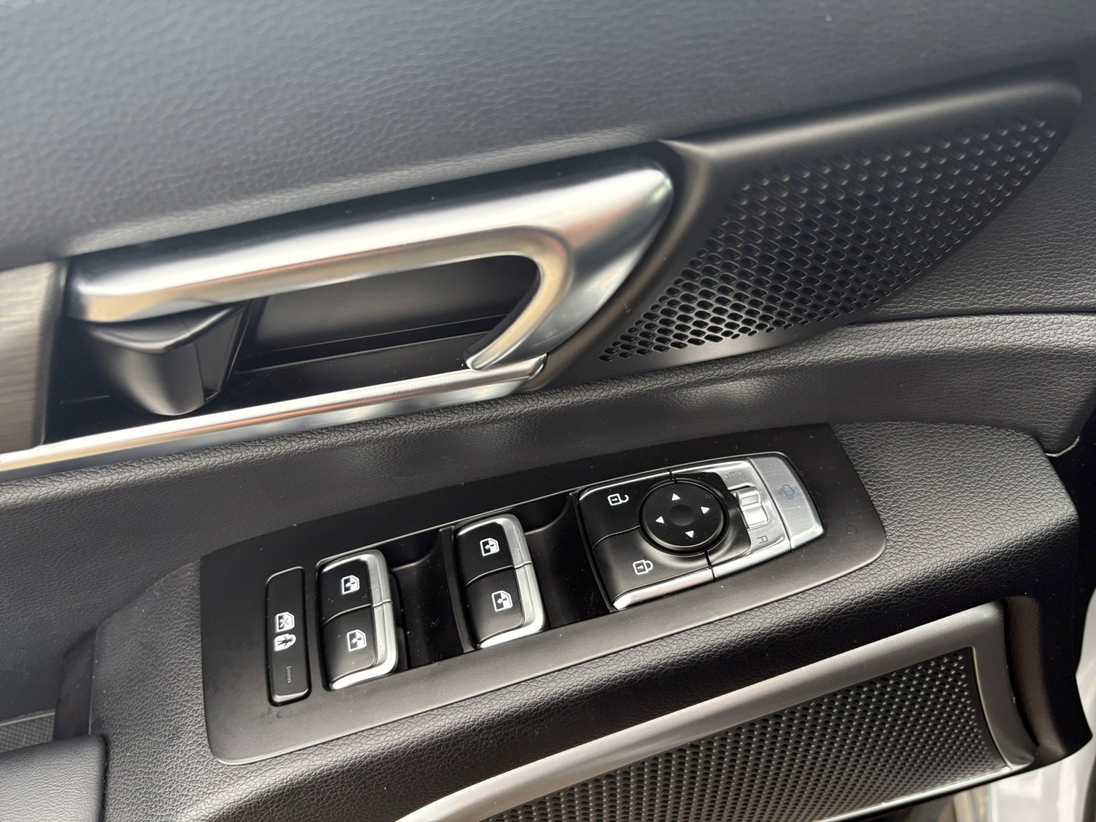 Vehicle image 27 of 48
