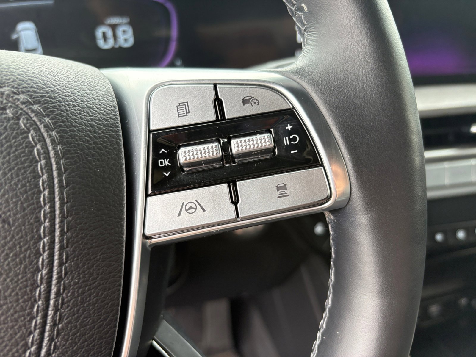 Vehicle image 33 of 48