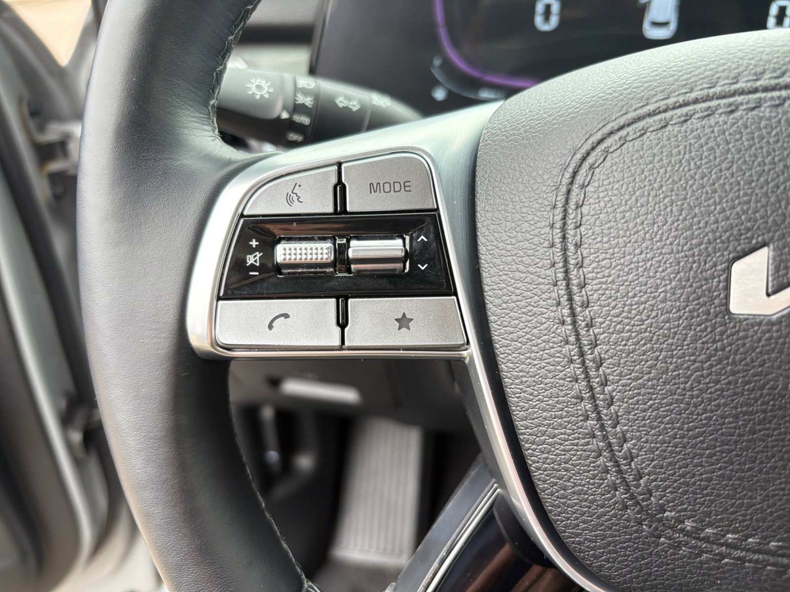 Vehicle image 43 of 48