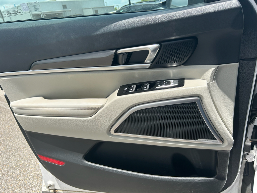 Vehicle image 15 of 16