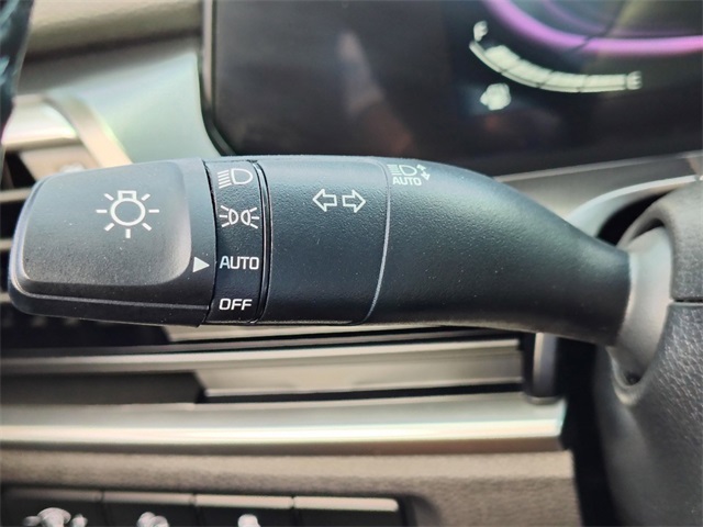 Vehicle image 33 of 36