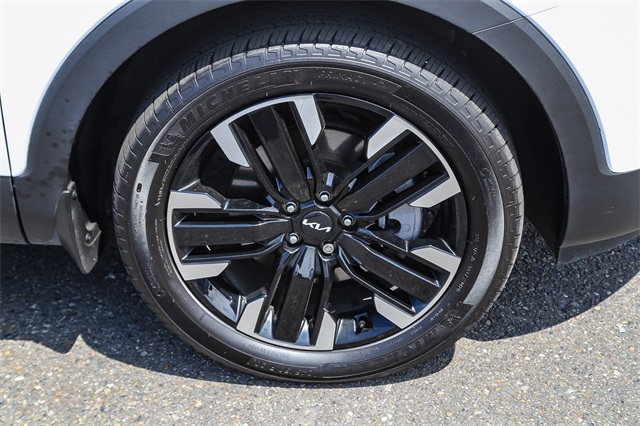 Vehicle image 9 of 27