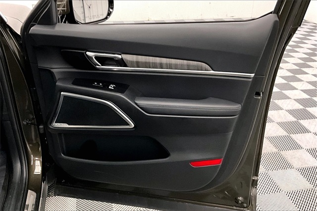 Vehicle image 20 of 41