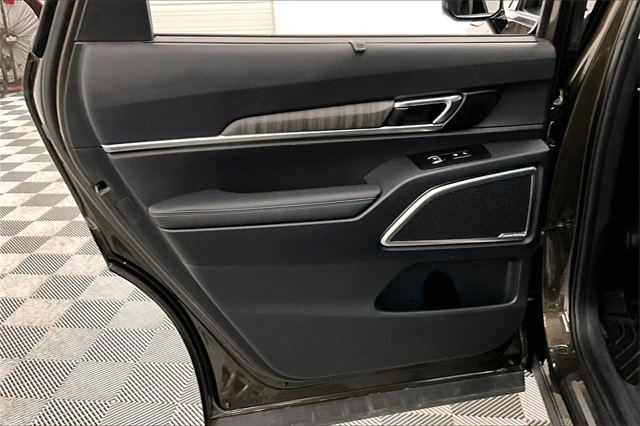 Vehicle image 21 of 41