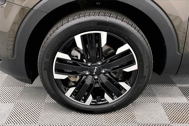 Vehicle image 11 of 41