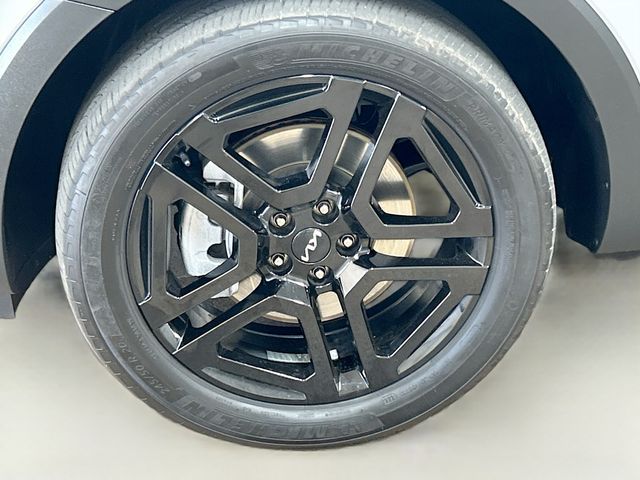 Vehicle image 34 of 37