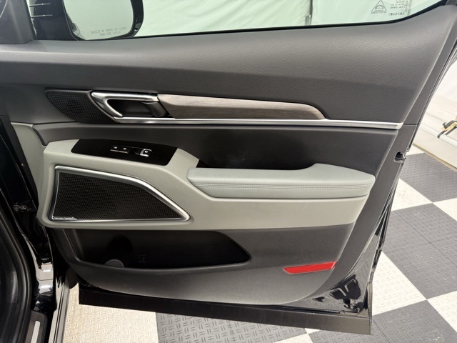 Vehicle image 23 of 47