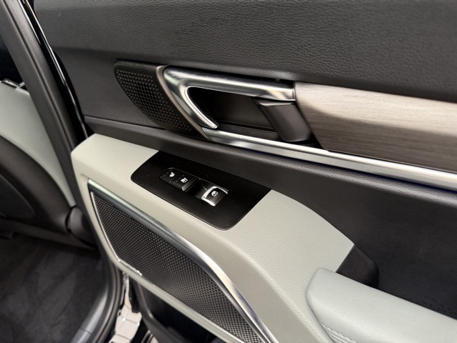 Vehicle image 40 of 47