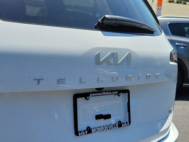 Vehicle image 25 of 33