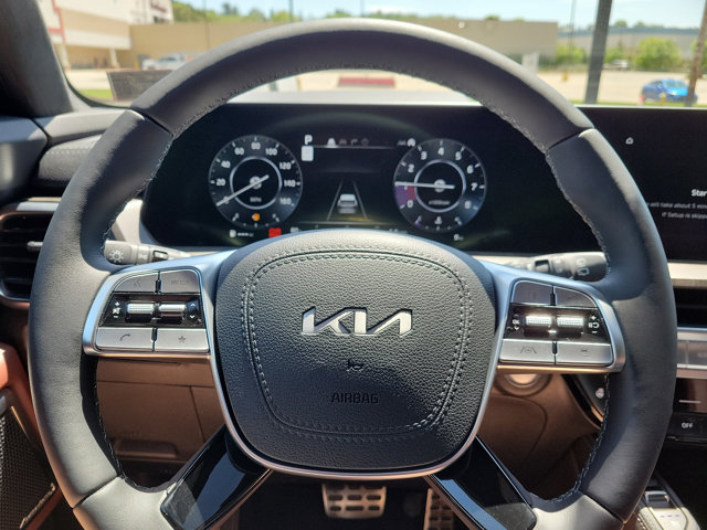 Vehicle image 17 of 33