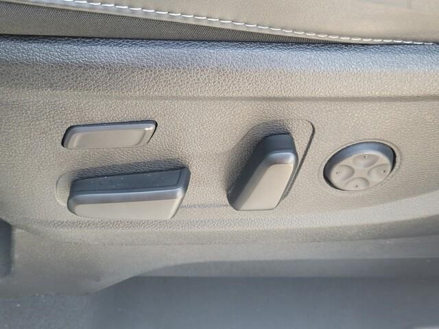 Vehicle image 26 of 34