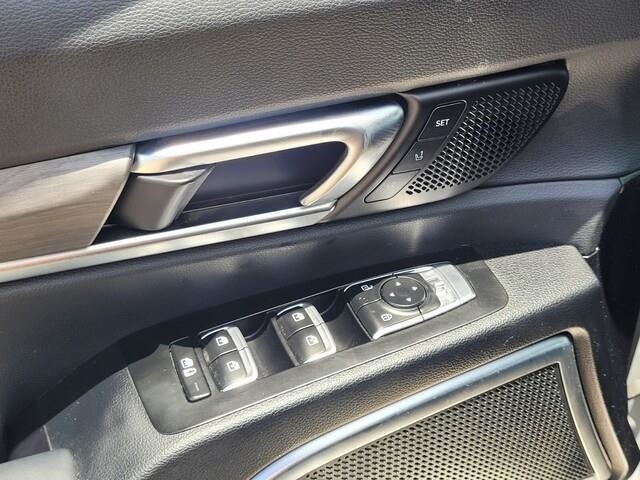 Vehicle image 25 of 34
