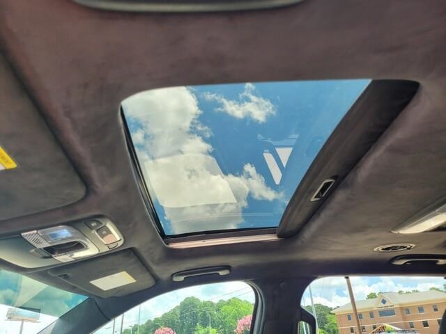 Vehicle image 33 of 34