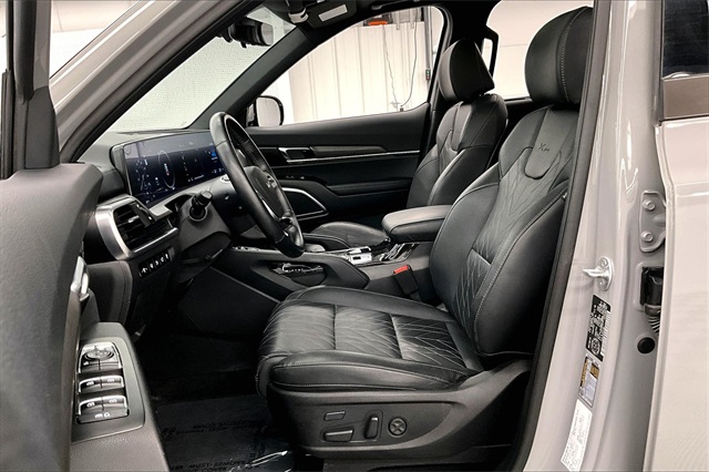 Vehicle image 21 of 40