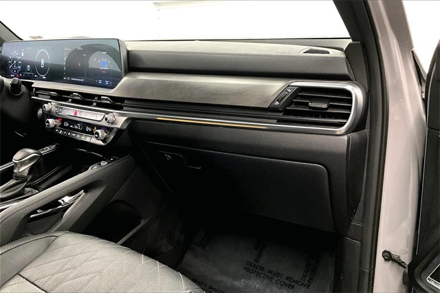 Vehicle image 16 of 40