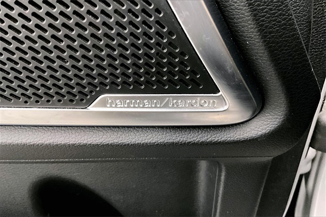 Vehicle image 37 of 40
