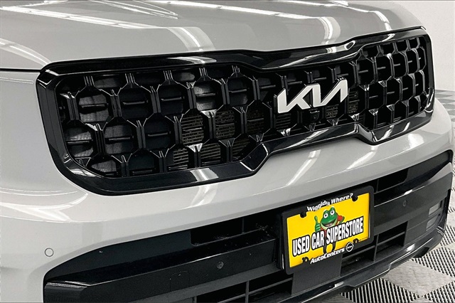 Vehicle image 32 of 40