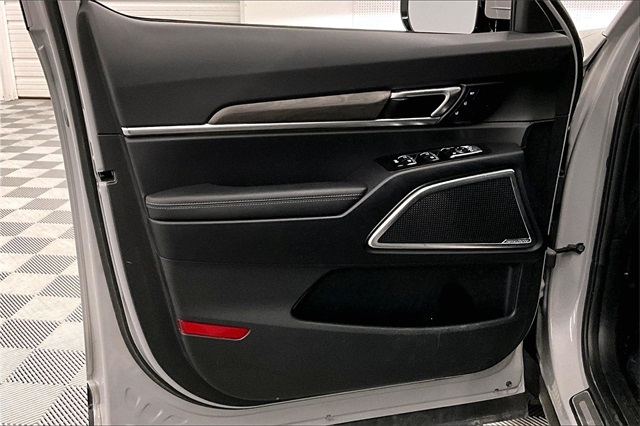 Vehicle image 18 of 40