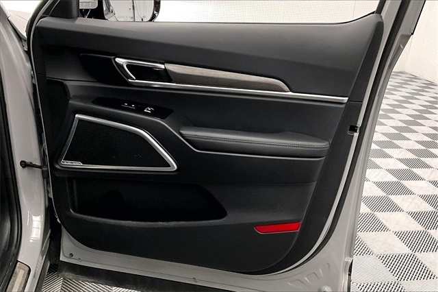 Vehicle image 19 of 40